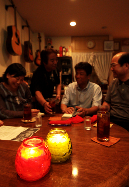 ライブ開催に向けて打合せする商店街のみなさん