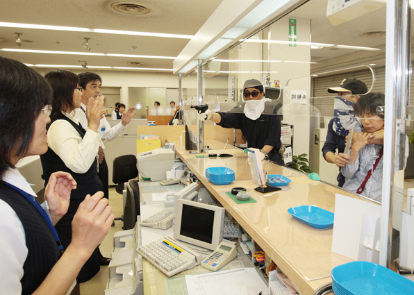 本番さながらに行われた強盗対処訓練