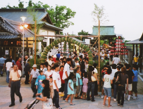 無病息災を願う人でにぎわう輪越しまつり(昨年のようす)