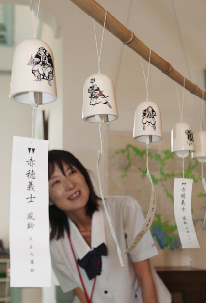 四十七士の姿が描かれた「義士風鈴」