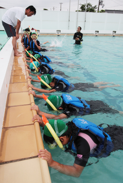 観察会に向けてシュノーケルを実習する御崎小児童