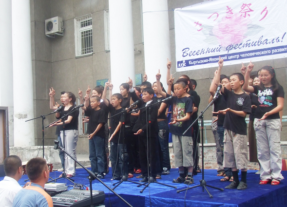 手話を交えた歌を披露する生徒たち