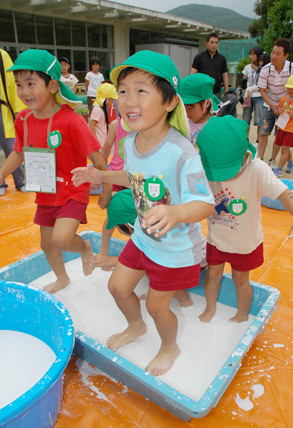 子どもたちは水の上で足踏みする不思議体験に大喜び