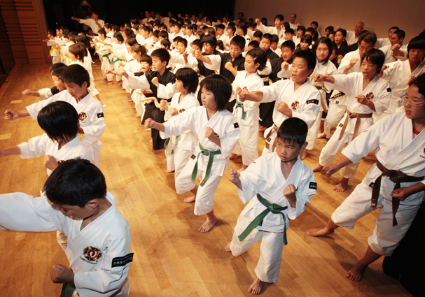市内の拳士が一堂に会した少林寺拳法連盟赤穂支部創設40周年記念演武会