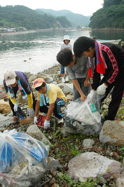 小学生も多数参加した坂越湾清掃=生島で