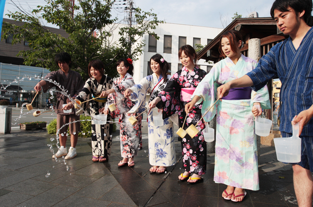 浴衣や甚平の若者も集まった打ち水大作戦