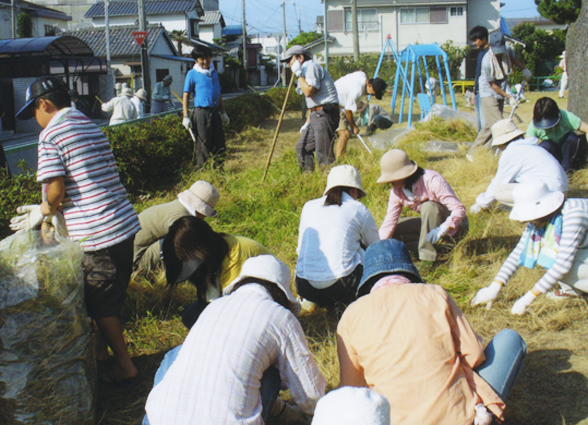 大勢の住民が参加した松区自治会の除草作業=読者提供