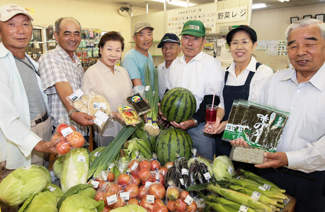 自慢の品を手に来場を呼びかける「赤穂とれたて朝市」出品者のみなさん
