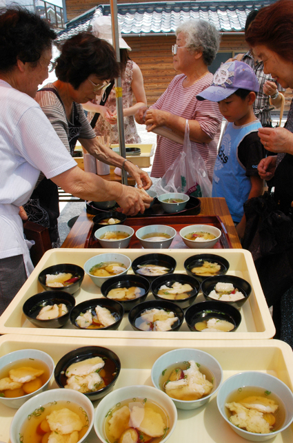 終戦記念日に妙典寺で行われる団子汁供養=昨年のようす