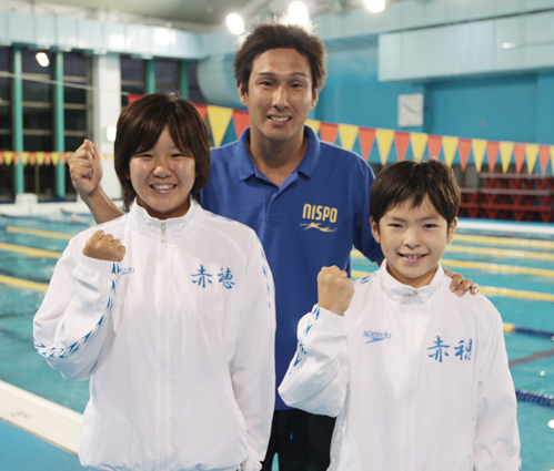全国JOC水泳に出場する西畑恵理選手と森本祐典選手。西畑選手はインターハイにも出場する。真ん中は中田亨コーチ