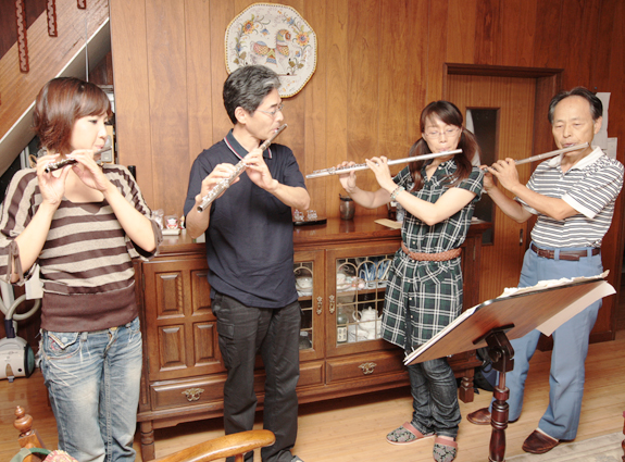 発足を間近に控えた浮田孝昭さん=右端=ら「赤穂笛の会 羽音色」の中心メンバー