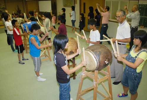 「たくみさん」に向けて太鼓練習する中学生