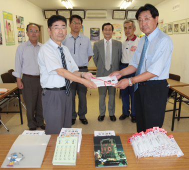 目録を贈呈する藤田会長らロータリークラブのみなさん