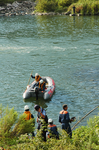 高校生が行方不明になった現場を捜索する消防・警察関係者