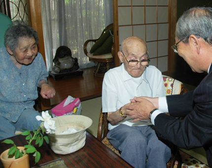 豆田正明市長から祝福される最高齢夫婦の中川徳松さん・信さん