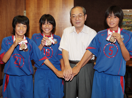 全日本女子ユースサッカー3位を市長報告したアグアFCレディースの3選手