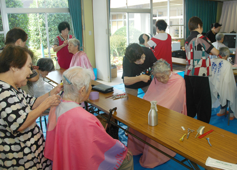 「若返りました」と入所者から喜ばれた美容訪問