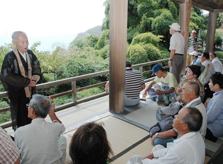 坂越の名所、旧跡を訪ね歩いた環境学習会=妙見寺