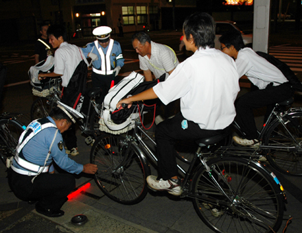 市内一斉に行われた無灯火の街頭指導