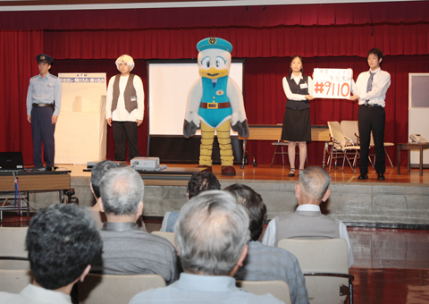 学生らが芝居で「振り込め詐欺」被害防止を訴えた講習会