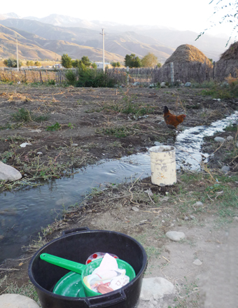 庭を流れる小川。洗顔、シャンプー、洗濯など飲料水以外はすべてこの水を使います