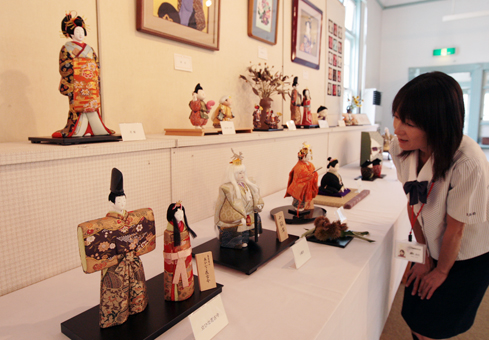 民俗資料館の館内スペースを利用して開催中の木目込み作品展