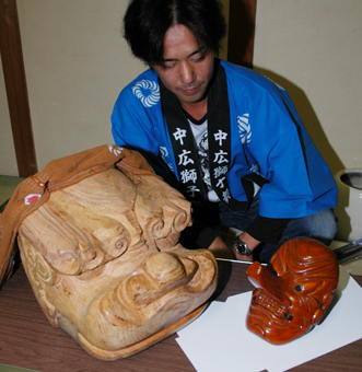 新調された獅子頭と鼻高面