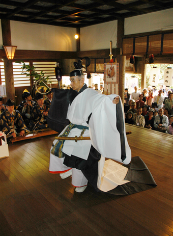 「人長舞」を奉納する東儀俊美氏
