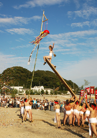 締め込み姿の男たちが勇壮に繰り広げた「バタ掛け」