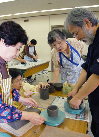 陶芸を楽しむ熟年者たち