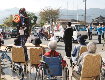 伝統の技芸で入所者を魅了した西有年の獅子舞