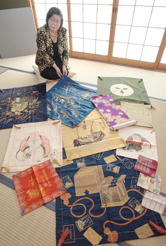 大上尚子さんと大徳寺黄梅院に展示する袱紗などコレクション