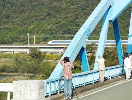 初代新幹線“０系”をカメラで狙う鉄道ファン