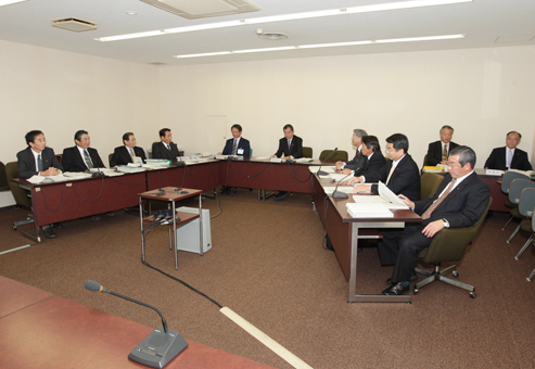 議員の公共工事請負契約辞退を条例案に盛り込むことを合意した議会活性化検討協議会