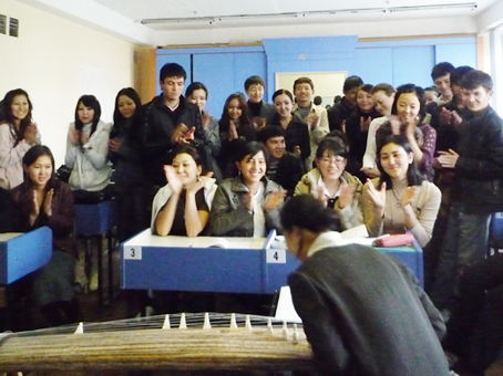 学生に箏演奏を披露した大学でのデモンストレーション