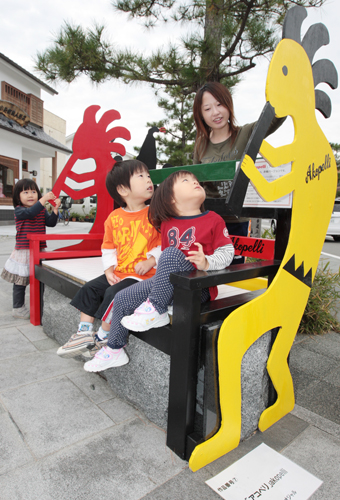 独創的な作品で街に彩りを添えている「べんちあーと」