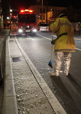 爆発の衝撃で道路に飛び散ったガラス破片