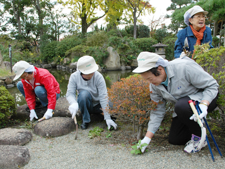 清掃活動をする「みどり会」のみなさん