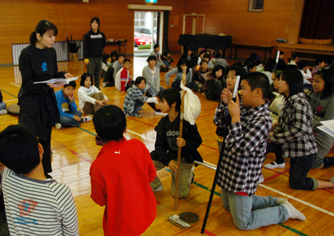 演技指導を受ける城西小6年生児童たち