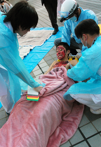 災害訓練を行う病院職員と消防職員たち