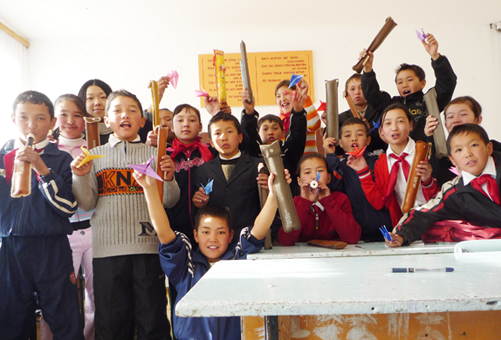 日本から贈られたリコーダーに大喜びの生徒たち