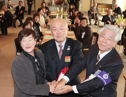 緒方ガバナー、山之口会長(右)から激励を受ける北村洋子・光都LC初代会長