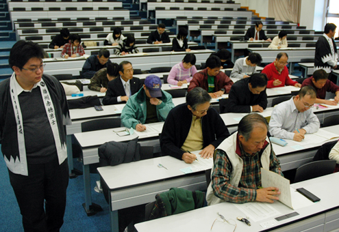 厳正な雰囲気の中行われた忠臣蔵検定