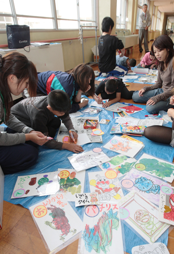 子どもたちとかるた作りで交流する学生たち