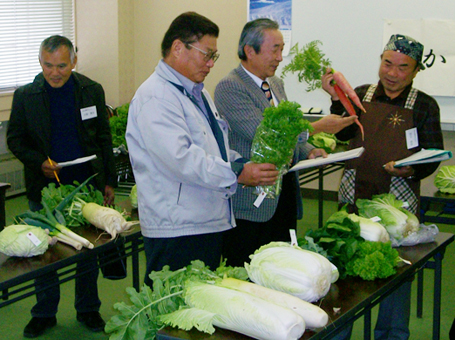 受講生が育てた野菜の品評会