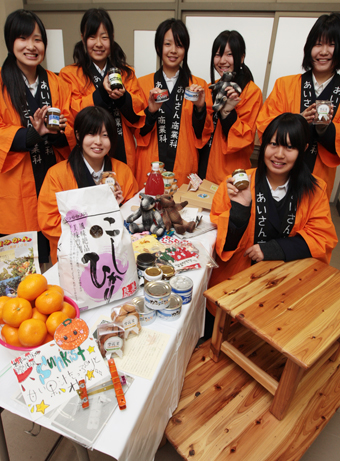 忠臣蔵物産市にブース出店する相生産高の生徒たち