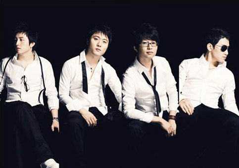 「日本のお母さん」に歌を聴かせようと赤穂でコンサートを開くザ・ストーリー=右から2人目がパク・スヒョさん