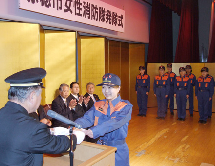 辞令を交付される女性消防隊メンバー