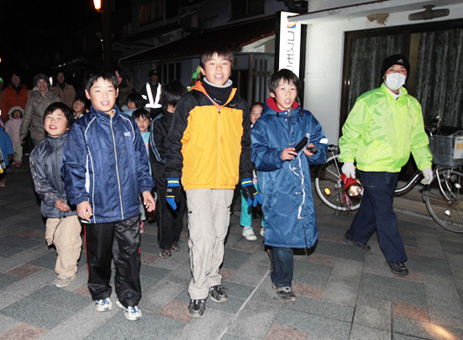 「マッチ一本火事のもと〜」と火の用心を呼びかける坂越小児童