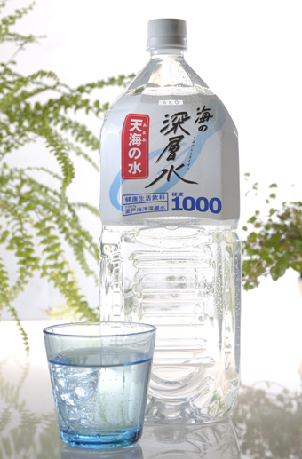 「便秘解消に有用」との臨床調査結果が報告された赤穂化成の「海の深層水 天海の水」